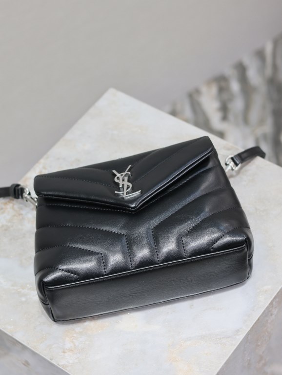 Loulou 20cm-Black with Silver BuckleY family classic explosive models! The most practical and versatile, imported Italian cowhide leather carefully crafted, feel great! The bag is ultra-light weight, no sense of burden, 