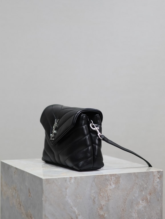 Loulou 20cm-Black with Silver BuckleY family classic explosive models! The most practical and versatile, imported Italian cowhide leather carefully crafted, feel great! The bag is ultra-light weight, no sense of burden, 