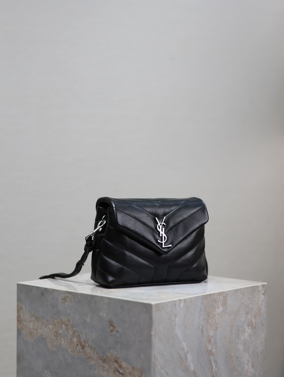 Loulou 20cm-Black with Silver BuckleY family classic explosive models! The most practical and versatile, imported Italian cowhide leather carefully crafted, feel great! The bag is ultra-light weight, no sense of burden, 