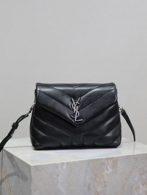 Loulou 20cm-Black with Silver BuckleY family classic explosive models! The most practical and versatile, imported Italian cowhide leather carefully crafted, feel great! The bag is ultra-light weight, no sense of burden, 