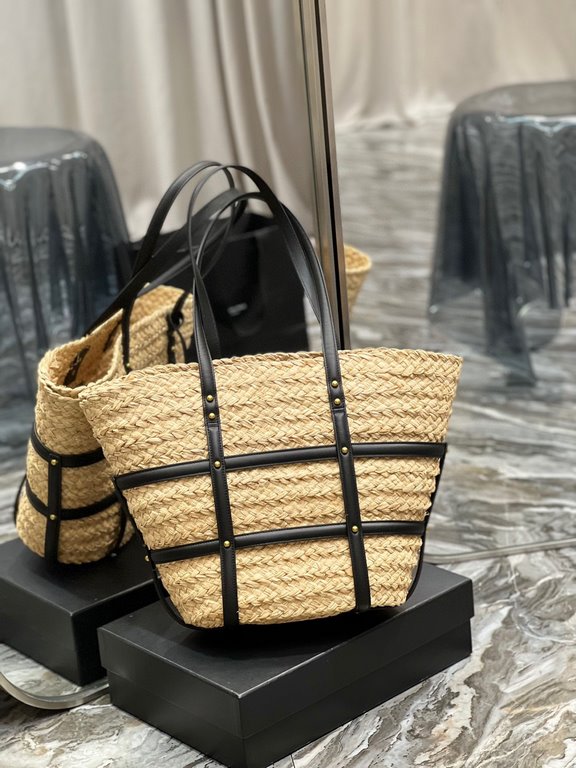 [In stock in seconds]PANIER Medium Handbag in Raffia and Smooth LeatherPANIER Medium Handbag_ Equestrian-inspired gold-tone studded leather compartment with leather-covered keychain embellished with metal interwoven mono