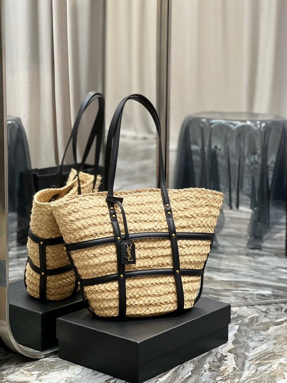 [In stock in seconds]PANIER Medium Handbag in Raffia and Smooth LeatherPANIER Medium Handbag_ Equestrian-inspired gold-tone studded leather compartment with leather-covered keychain embellished with metal interwoven mono