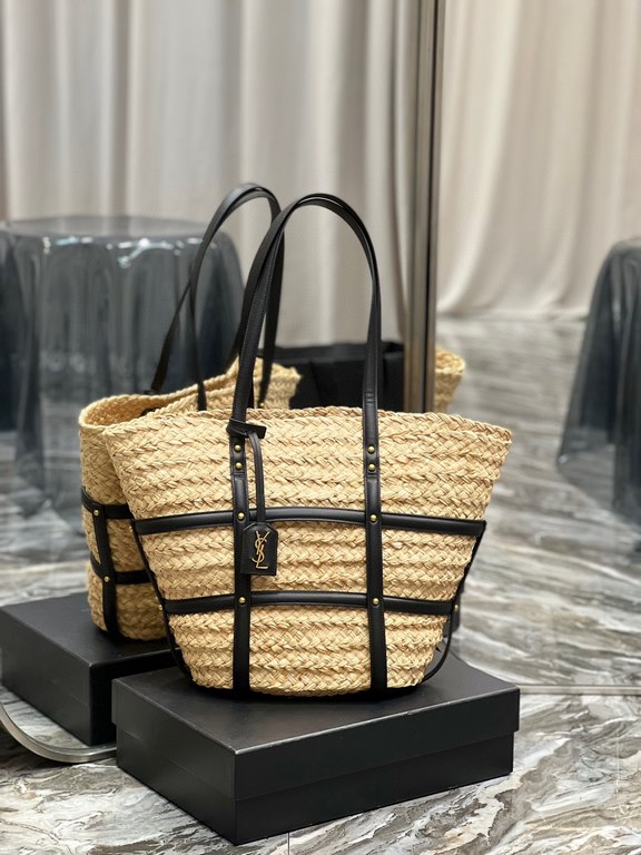 [In stock in seconds]PANIER Medium Handbag in Raffia and Smooth LeatherPANIER Medium Handbag_ Equestrian-inspired gold-tone studded leather compartment with leather-covered keychain embellished with metal interwoven mono