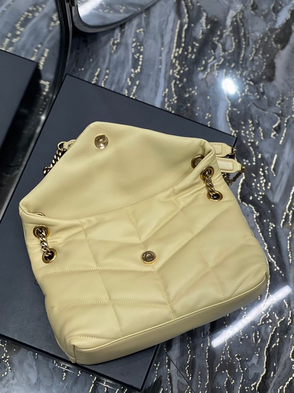 [In stock in secondsLight yellow with gold buttons-            Size 29x17x11cmModel 577476