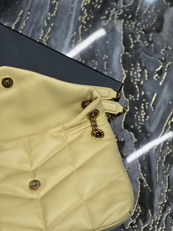 [In stock in secondsLight yellow with gold buttons-            Size 29x17x11cmModel 577476