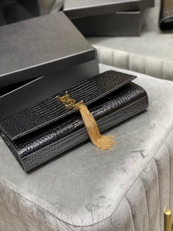 [In stock in seconds]             _Clutch bagClassic flap clutch    highly representative metal logo logo, imported Italian crocodile grain cowhide leather, simple tassel decoration, the overall low-key exquisite and ver