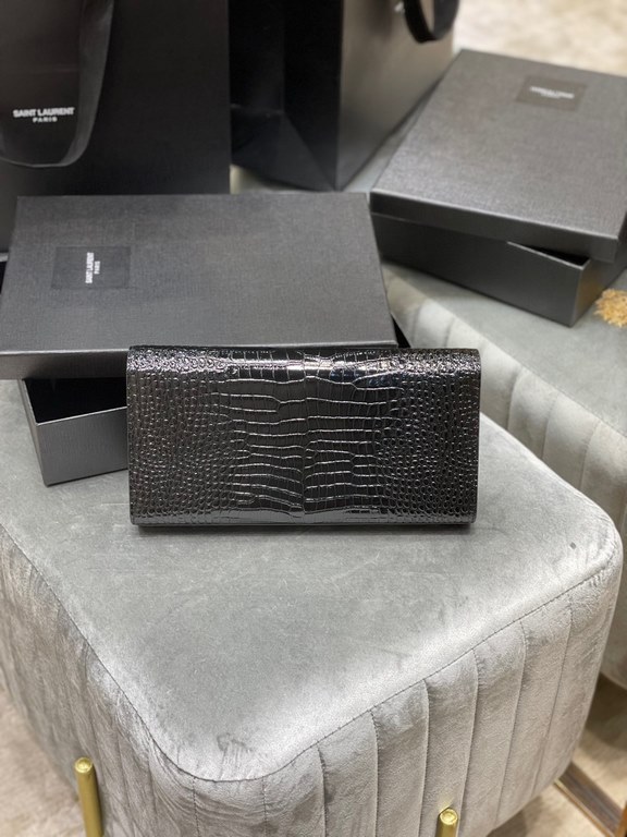 [In stock in seconds]             _Clutch bagClassic flap clutch    highly representative metal logo logo, imported Italian crocodile grain cowhide leather, simple tassel decoration, the overall low-key exquisite and ver