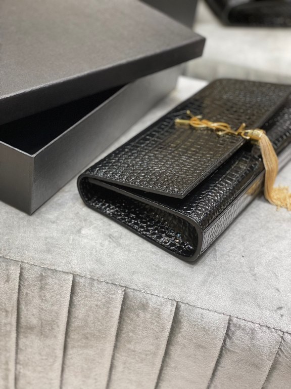 [In stock in seconds]             _Clutch bagClassic flap clutch    highly representative metal logo logo, imported Italian crocodile grain cowhide leather, simple tassel decoration, the overall low-key exquisite and ver