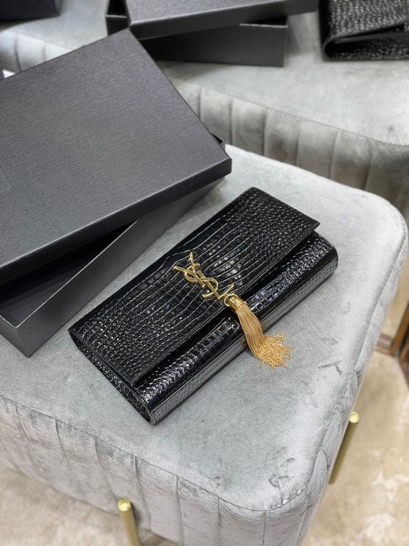 [In stock in seconds]             _Clutch bagClassic flap clutch    highly representative metal logo logo, imported Italian crocodile grain cowhide leather, simple tassel decoration, the overall low-key exquisite and ver