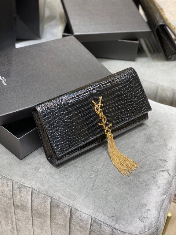 [In stock in seconds]             _Clutch bagClassic flap clutch    highly representative metal logo logo, imported Italian crocodile grain cowhide leather, simple tassel decoration, the overall low-key exquisite and ver