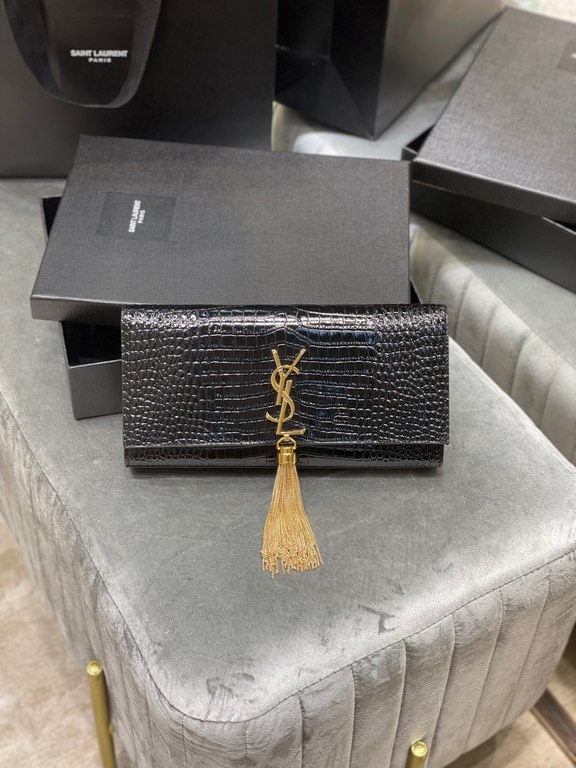 [In stock in seconds]             _Clutch bagClassic flap clutch    highly representative metal logo logo, imported Italian crocodile grain cowhide leather, simple tassel decoration, the overall low-key exquisite and ver