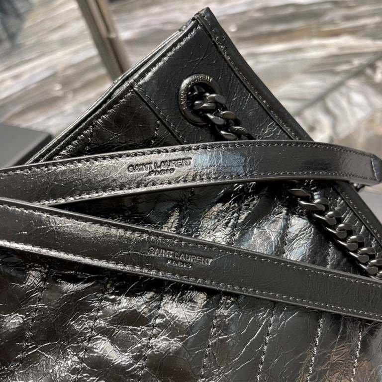 [In stock in seconds]                  _Imported Italian scrunch oil wax cowhide leather, all black metal logo, very exquisite craftsmanship! The middle of the bag has a magnetic suction buckle, to protect the safety of 