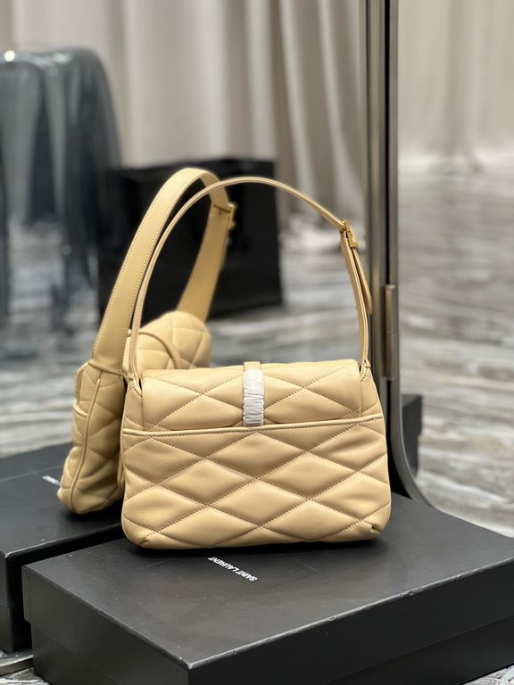 [In stock in seconds]LE 57 series quilted underarm bag, these days no underarm bag are embarrassed to say they are a hipster, right The whole bag is quilted with diamond pattern, the front metal logo logo decoration adds