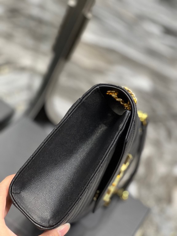 [Spot seconds]MONOGRAM Medium Envelope Bag, imported Italian cowhide, wear-resistant caviar texture, a very atmospheric , black with gold hardware is very classic, versatile models! Shoulder back crossbody are ok, and ca