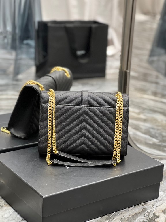 [Spot seconds]MONOGRAM Medium Envelope Bag, imported Italian cowhide, wear-resistant caviar texture, a very atmospheric , black with gold hardware is very classic, versatile models! Shoulder back crossbody are ok, and ca