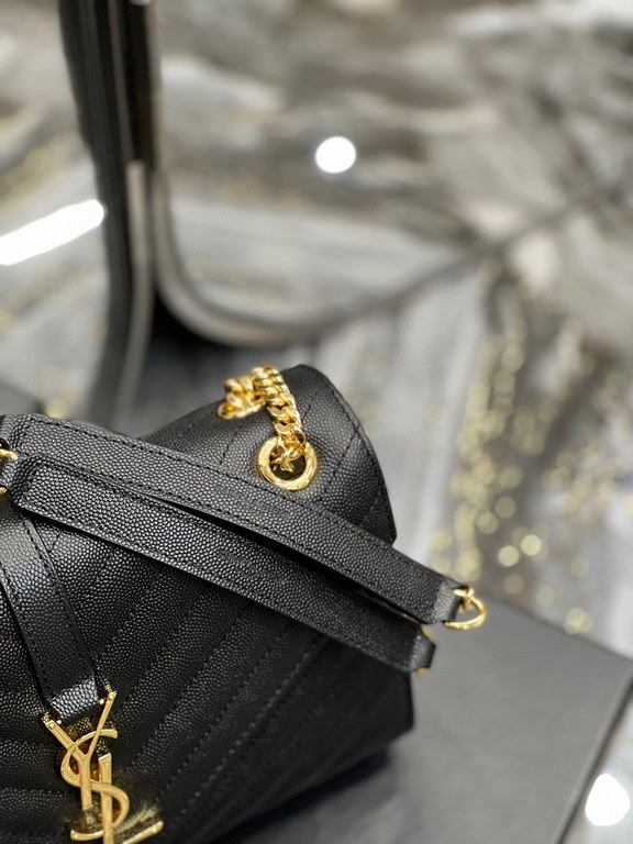 [Spot seconds]MONOGRAM Medium Envelope Bag, imported Italian cowhide, wear-resistant caviar texture, a very atmospheric , black with gold hardware is very classic, versatile models! Shoulder back crossbody are ok, and ca