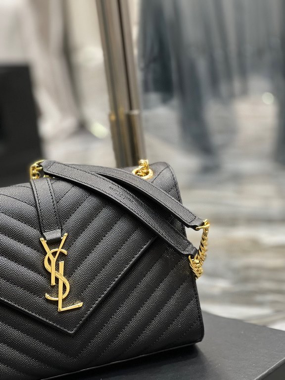 [Spot seconds]MONOGRAM Medium Envelope Bag, imported Italian cowhide, wear-resistant caviar texture, a very atmospheric , black with gold hardware is very classic, versatile models! Shoulder back crossbody are ok, and ca