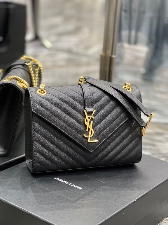 [Spot seconds]MONOGRAM Medium Envelope Bag, imported Italian cowhide, wear-resistant caviar texture, a very atmospheric , black with gold hardware is very classic, versatile models! Shoulder back crossbody are ok, and ca