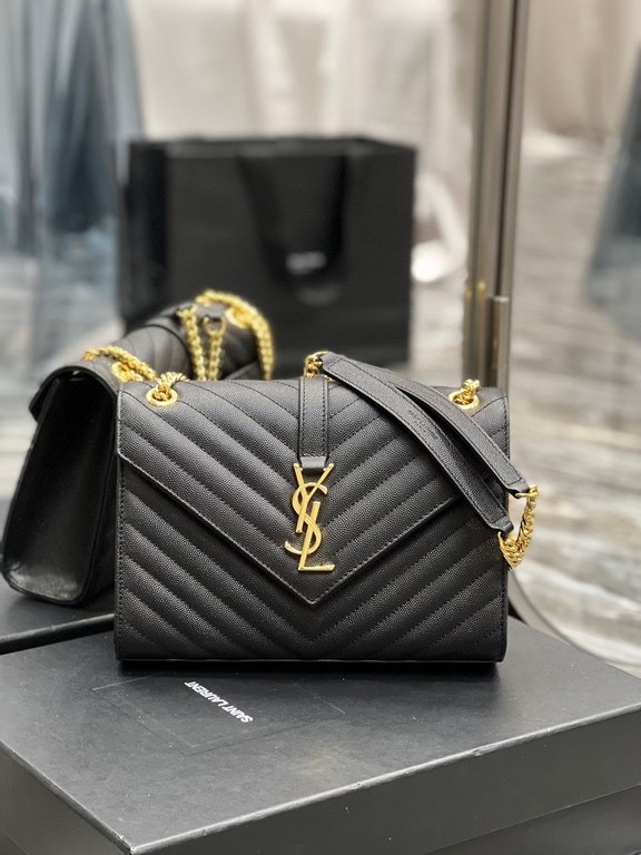 [Spot seconds]MONOGRAM Medium Envelope Bag, imported Italian cowhide, wear-resistant caviar texture, a very atmospheric , black with gold hardware is very classic, versatile models! Shoulder back crossbody are ok, and ca