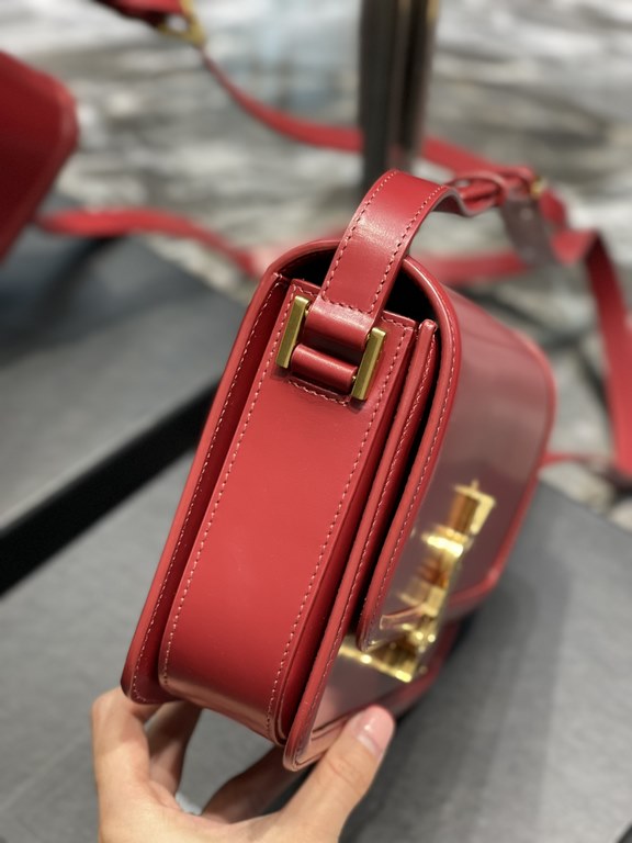 ]Date Red Gold Buckle_23cmMust fire models, not yet listed on the attack on the entire fashion circle, nostalgic left bank, inspired by the Paris left bank street name Rue De Solferino for the name! The bag is made of or