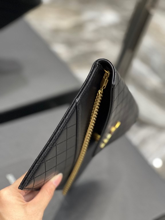 [In Stock Seconds]Gaby Quilted Envelope Clutch Bag _Simple and generousclean appearance at a glance especially handsome especially cool!The whole bag inside and outside are carefully crafted with imported Italian lambski