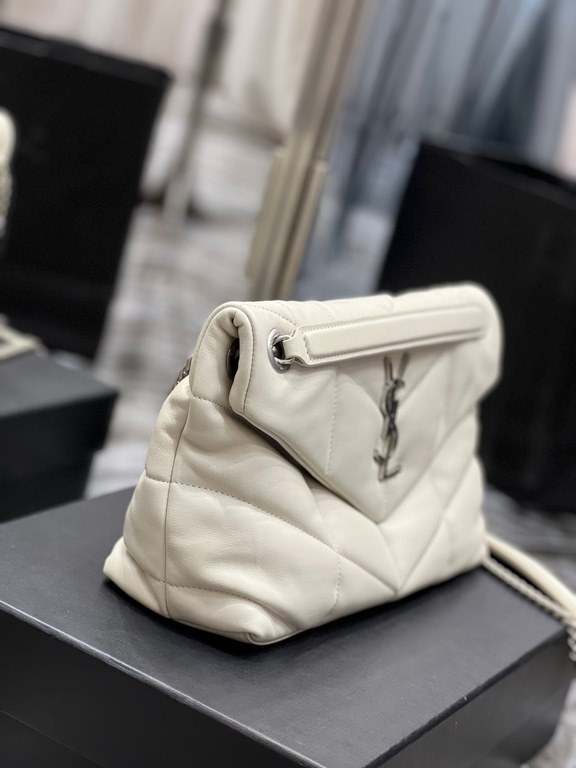 [In stock in secondsWhite with silver buckle-            Size 29x17x11cmModel 577476