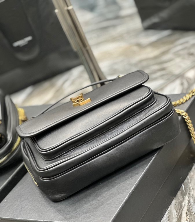 Spot SecondsNIKI_New Camera BagCrossbody BagPremium metal logo design Vintage sophistication played to the fullest.Italian customized smooth calf leather with gold chain, never out of date with the front flap and zipper 