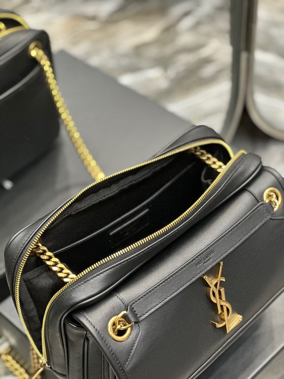 Spot SecondsNIKI_New Camera BagCrossbody BagPremium metal logo design Vintage sophistication played to the fullest.Italian customized smooth calf leather with gold chain, never out of date with the front flap and zipper 