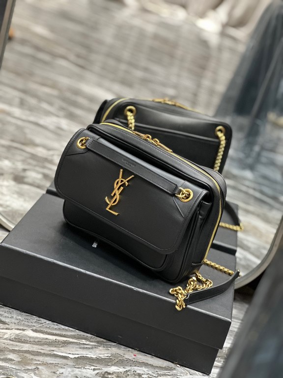 Spot SecondsNIKI_New Camera BagCrossbody BagPremium metal logo design Vintage sophistication played to the fullest.Italian customized smooth calf leather with gold chain, never out of date with the front flap and zipper 