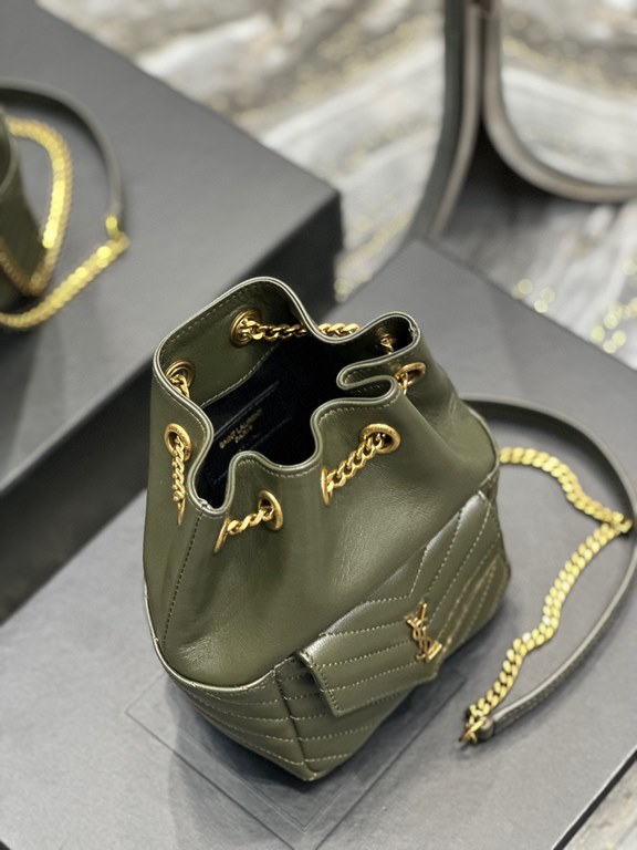 [Spot Seconds]JOE_Counter latest V-shaped quilted mini bucket bag new arrival! It is the little cutie that can be held in the palm of your hand! The whole bag is carefully sewn with original lambskin leather, which feels