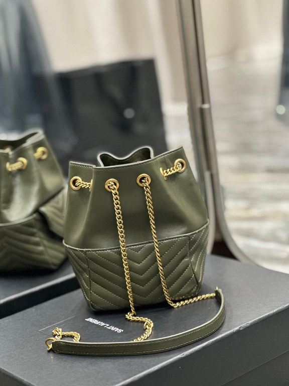 [Spot Seconds]JOE_Counter latest V-shaped quilted mini bucket bag new arrival! It is the little cutie that can be held in the palm of your hand! The whole bag is carefully sewn with original lambskin leather, which feels