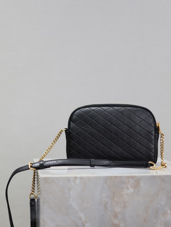 Black gold buckle sheepskin-GABY_Chain BagY this shell bag is so nice Soft and comfortable lambskin, very vintage flavor is also very texture, curved shape exquisite craftsmanship! You can put your keys, lipstick, tissue