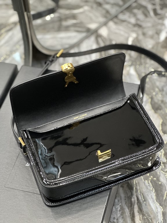 ]Black gold buckle patent leather_23cmMust fire models, not yet listed on the attack on the entire fashion circle, nostalgic left bank, inspired by the Paris left bank street name Rue De Solferino for the name! The bag i