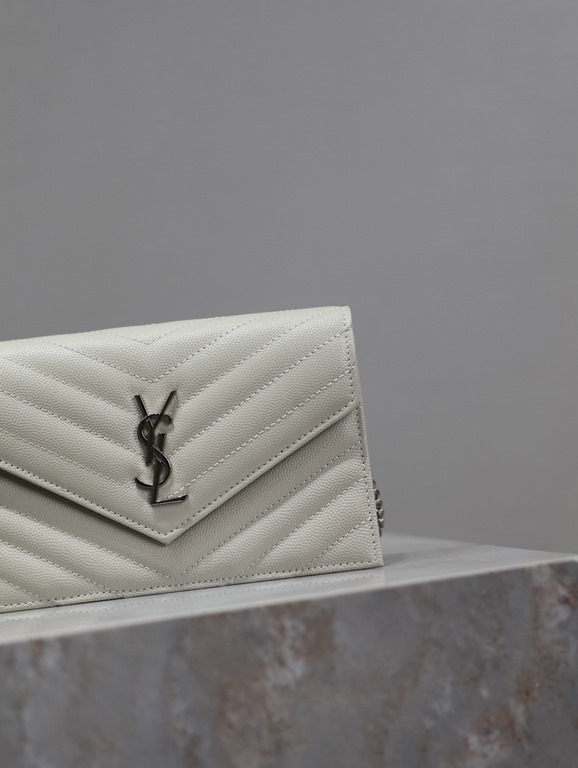 White Silver Buckle Caviar_woc small size envelope bag is coming, when it comes to envelope bag, this one from Y family must have the name! The whole bag is made of Italian cowhide leather, with a three-dimensional shape