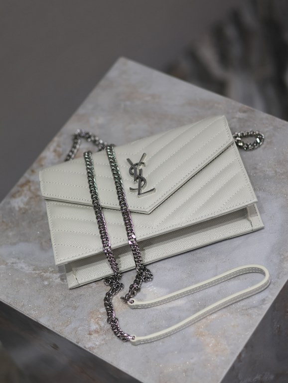 White Silver Buckle Caviar_woc small size envelope bag is coming, when it comes to envelope bag, this one from Y family must have the name! The whole bag is made of Italian cowhide leather, with a three-dimensional shape