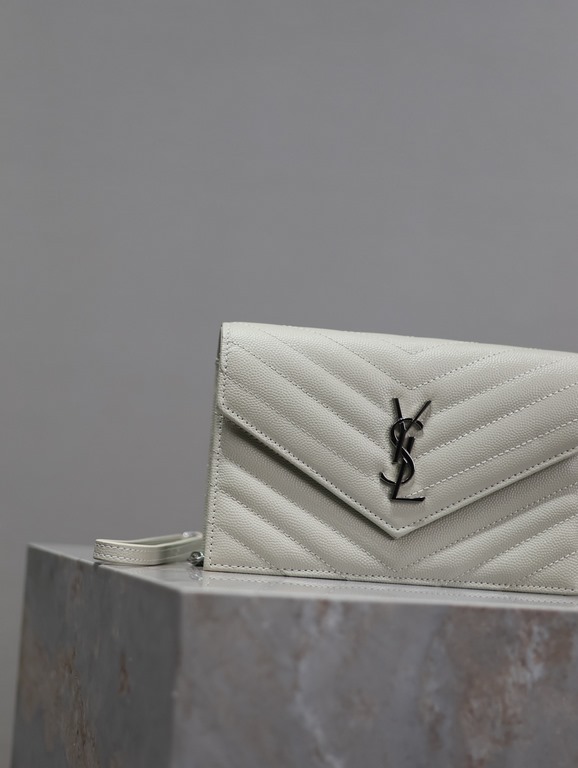 White Silver Buckle Caviar_woc small size envelope bag is coming, when it comes to envelope bag, this one from Y family must have the name! The whole bag is made of Italian cowhide leather, with a three-dimensional shape