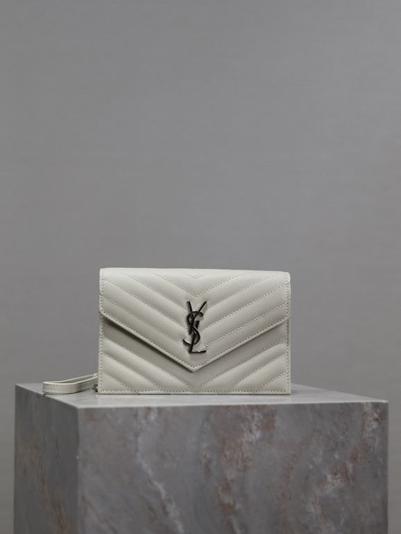 White Silver Buckle Caviar_woc small size envelope bag is coming, when it comes to envelope bag, this one from Y family must have the name! The whole bag is made of Italian cowhide leather, with a three-dimensional shape