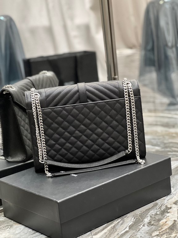 [In stock in seconds]#Envelope# Black with Silver BuckleLarge grained embossed quilted leather envelope bagClassic is timeless, the beauty of the sky V grain quilted diamond caviar pattern, Italian cowhide with eye-catch