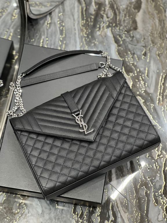 [In stock in seconds]#Envelope# Black with Silver BuckleLarge grained embossed quilted leather envelope bagClassic is timeless, the beauty of the sky V grain quilted diamond caviar pattern, Italian cowhide with eye-catch