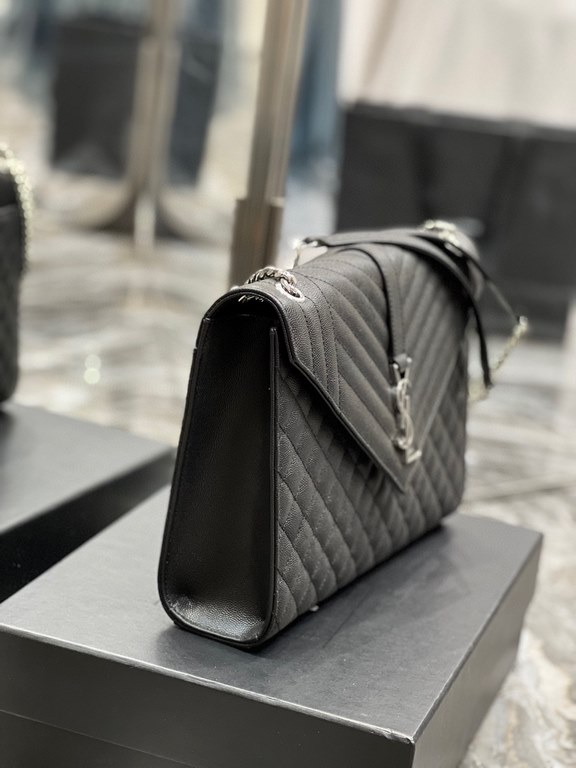 [In stock in seconds]#Envelope# Black with Silver BuckleLarge grained embossed quilted leather envelope bagClassic is timeless, the beauty of the sky V grain quilted diamond caviar pattern, Italian cowhide with eye-catch