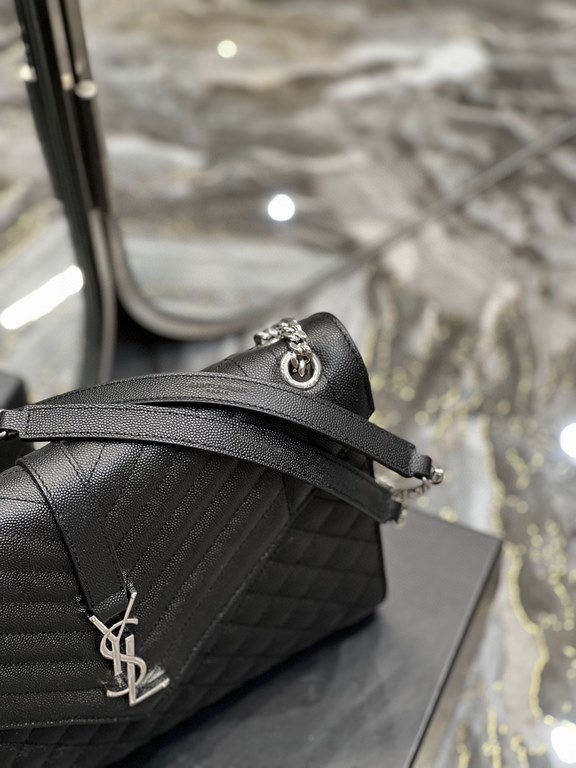 [In stock in seconds]#Envelope# Black with Silver BuckleLarge grained embossed quilted leather envelope bagClassic is timeless, the beauty of the sky V grain quilted diamond caviar pattern, Italian cowhide with eye-catch