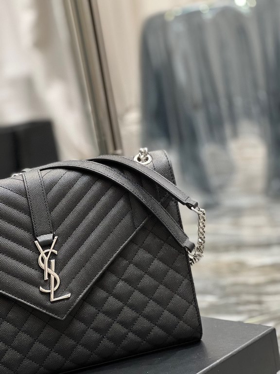 [In stock in seconds]#Envelope# Black with Silver BuckleLarge grained embossed quilted leather envelope bagClassic is timeless, the beauty of the sky V grain quilted diamond caviar pattern, Italian cowhide with eye-catch