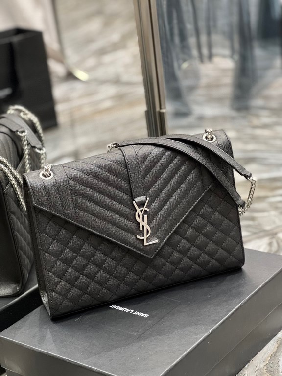 [In stock in seconds]#Envelope# Black with Silver BuckleLarge grained embossed quilted leather envelope bagClassic is timeless, the beauty of the sky V grain quilted diamond caviar pattern, Italian cowhide with eye-catch