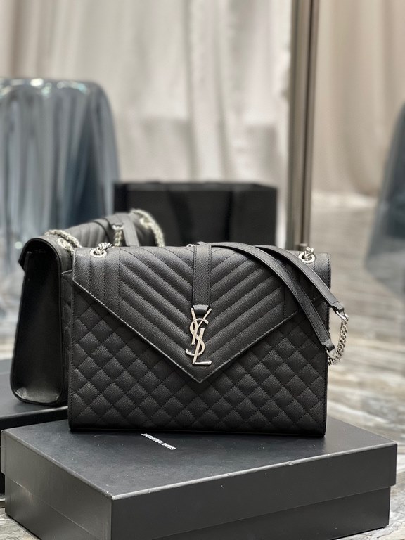 [In stock in seconds]#Envelope# Black with Silver BuckleLarge grained embossed quilted leather envelope bagClassic is timeless, the beauty of the sky V grain quilted diamond caviar pattern, Italian cowhide with eye-catch