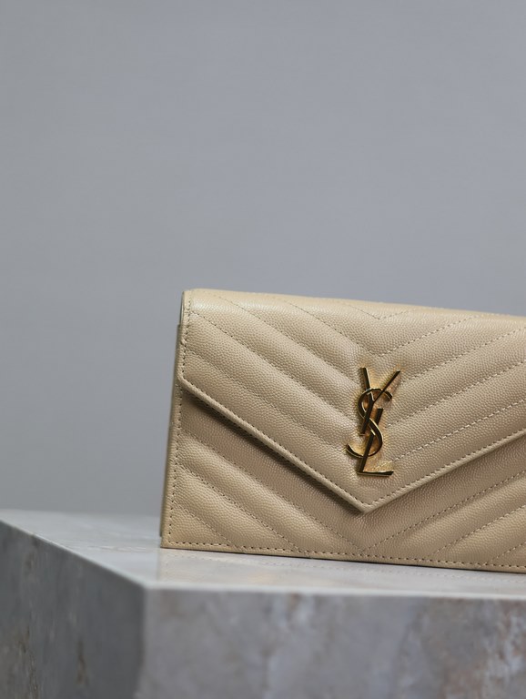 Apricot Gold Buckle Caviar_woc small size envelope bag is coming, when it comes to envelope bag, this one from Y family must have the name! The whole bag is made of Italian cowhide leather, with a three-dimensional shape