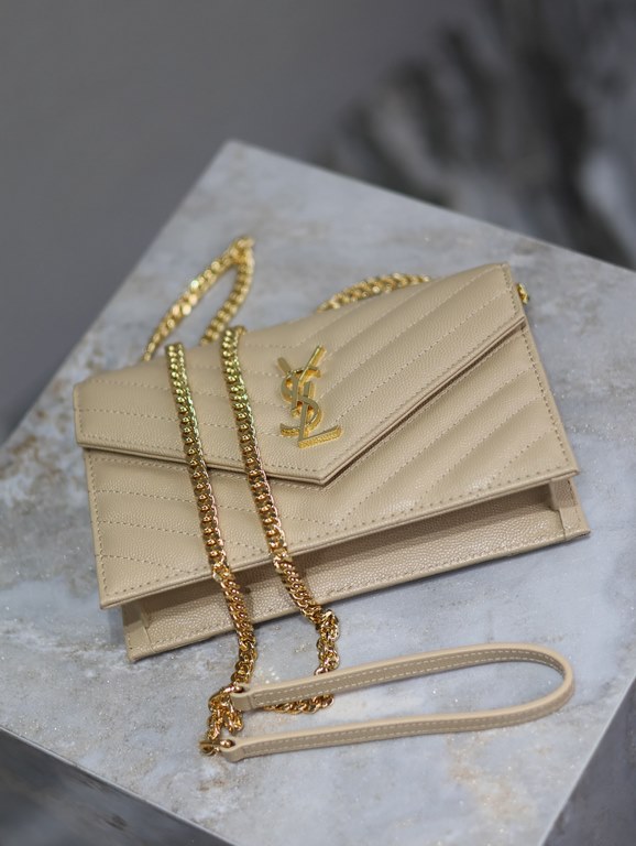 Apricot Gold Buckle Caviar_woc small size envelope bag is coming, when it comes to envelope bag, this one from Y family must have the name! The whole bag is made of Italian cowhide leather, with a three-dimensional shape