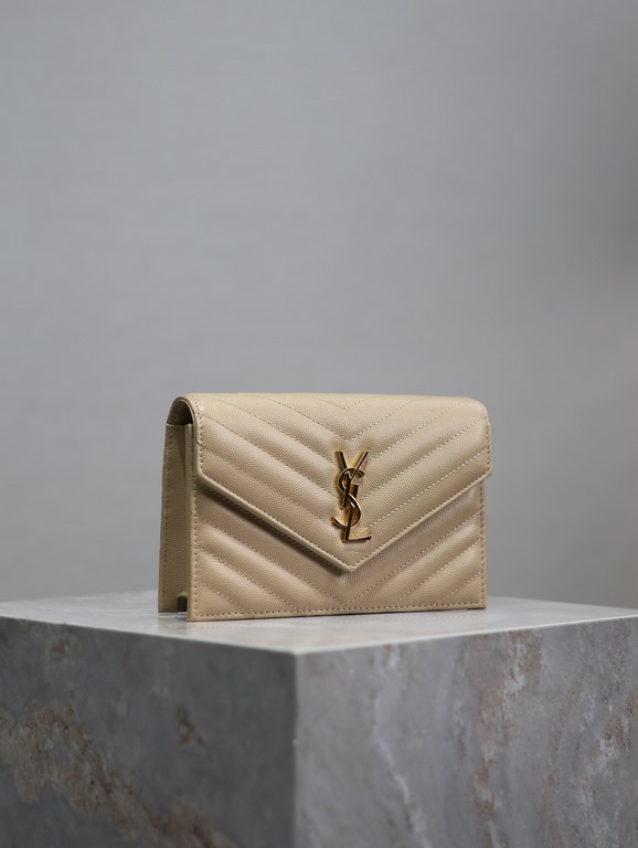 Apricot Gold Buckle Caviar_woc small size envelope bag is coming, when it comes to envelope bag, this one from Y family must have the name! The whole bag is made of Italian cowhide leather, with a three-dimensional shape