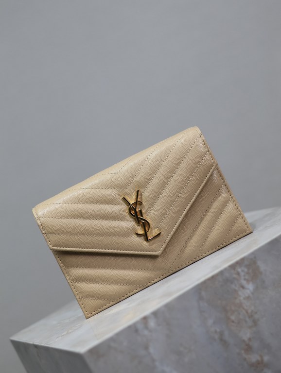 Apricot Gold Buckle Caviar_woc small size envelope bag is coming, when it comes to envelope bag, this one from Y family must have the name! The whole bag is made of Italian cowhide leather, with a three-dimensional shape