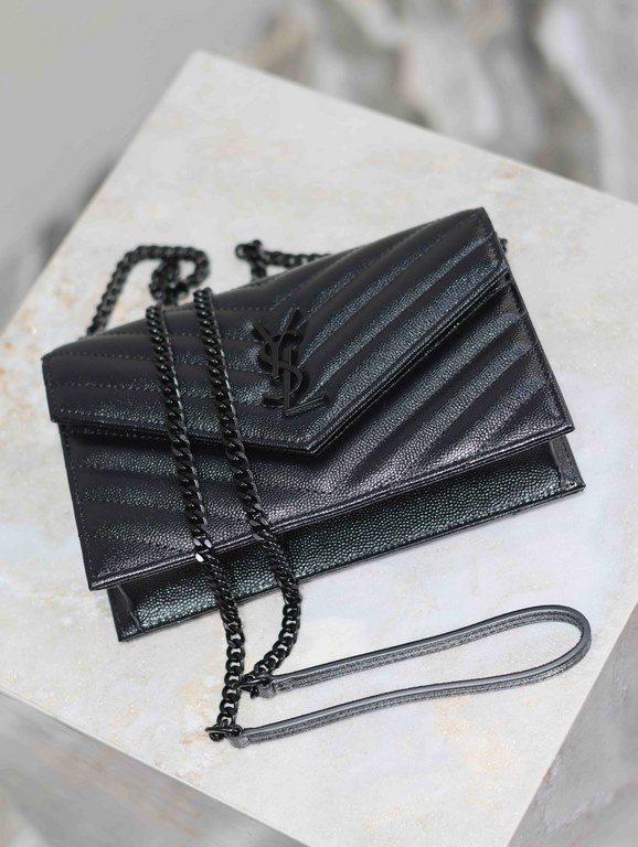 Black Black Button Caviar_woc small size envelope bag is coming, when it comes to envelope bag, this one from Y family must have the name! The whole bag is made of Italian cowhide leather, with a three-dimensional shape 