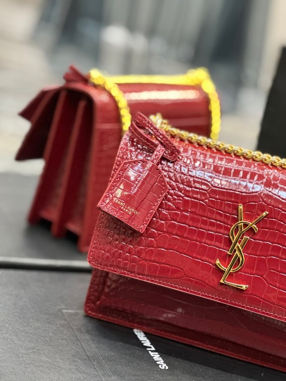 [In stock in seconds]              #Burgundy color with gold buckle #Unbeatable classic model crocodile print sunset bag! Out for such a long time the heat is still unabated, it can be seen that it is loved to an extraor